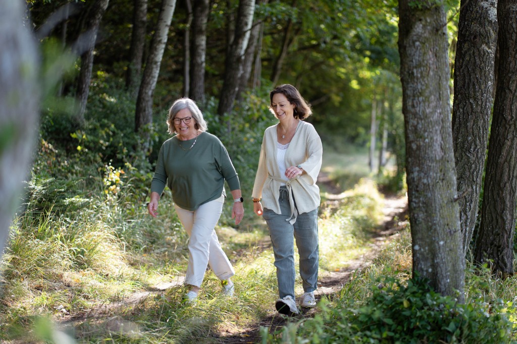 Karin Eichler und Anna Stegh gemeinsam im sonnendurchfluteten Wald